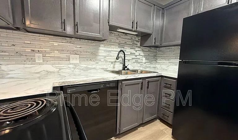 1121 N 28th St #6 — Photo 13