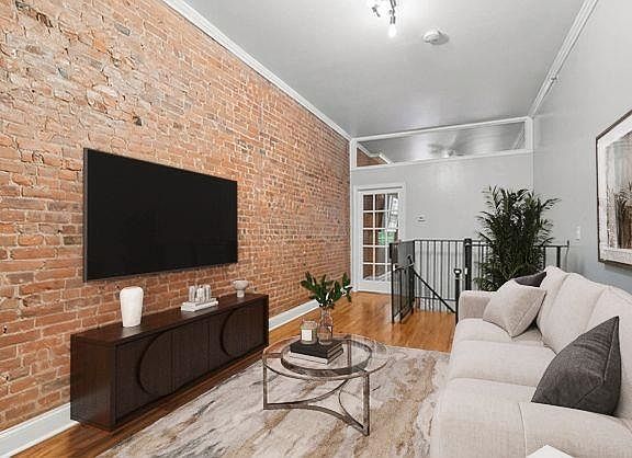 4th image of 206 6th St APT 1R