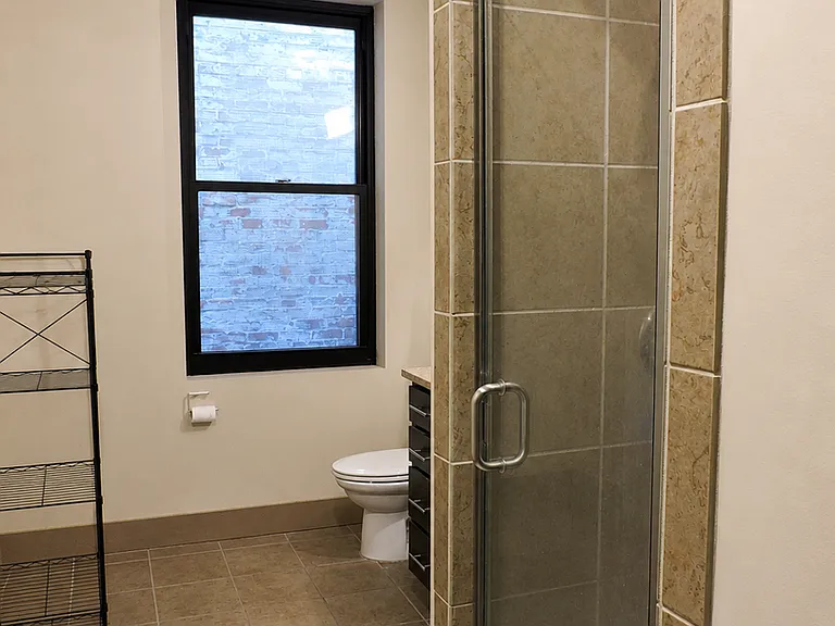 641 Walnut St Apartments — Photo 14