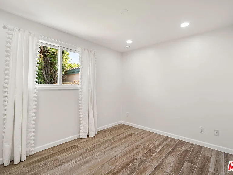 845 1/2 N Kilkea Dr — Photo 7