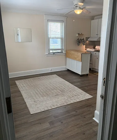 942 Cass Ave — Photo 2