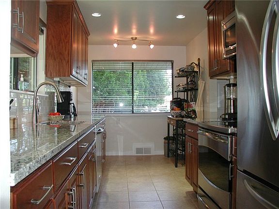 Beautiful, Fully Functional Gourmet Kitchen With Granite Counter