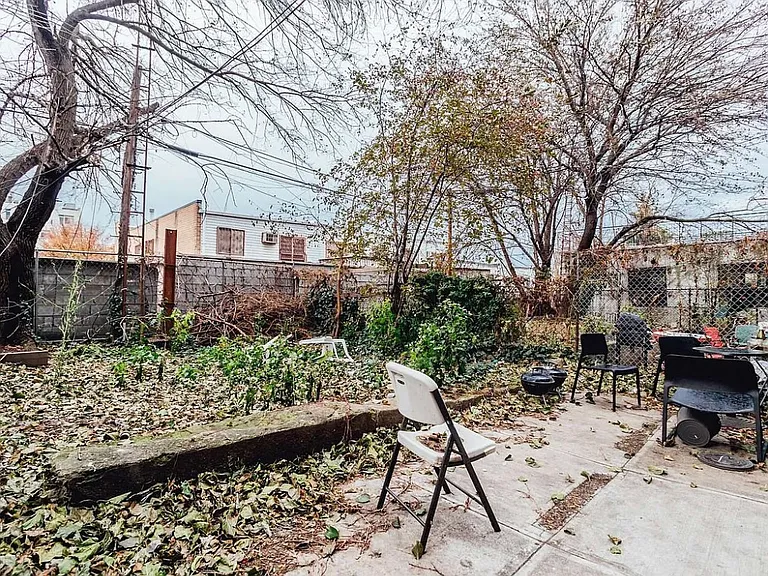 323 Melrose St #1L — Photo 12