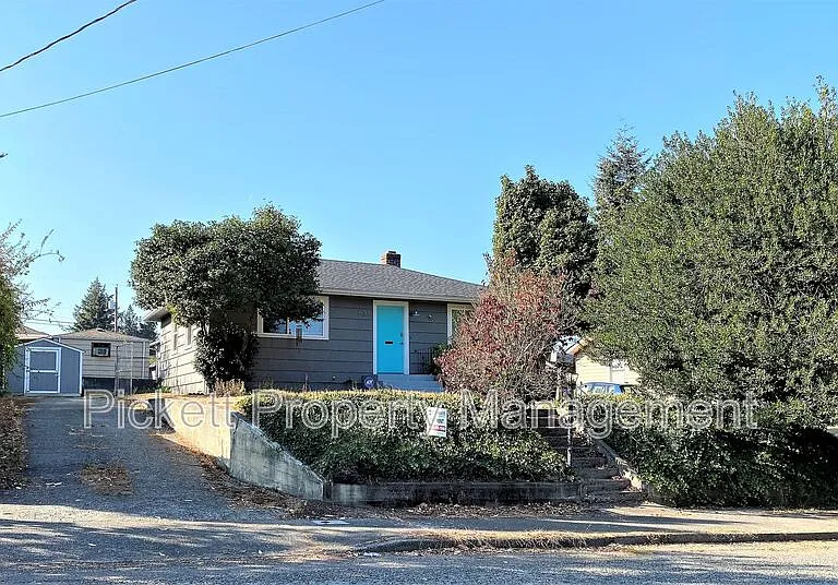 631 Bertha Ave — Photo 2