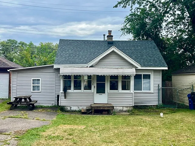 3 bed, 800 sqft, $1,300 — Photo 1