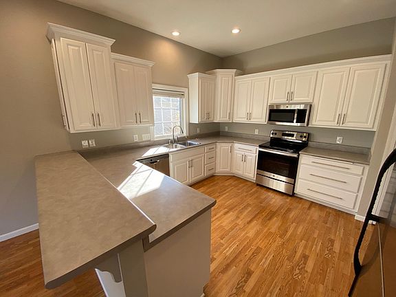 2nd image of 965 Grandview Ct