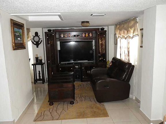2nd image of 1587 NE 170th St