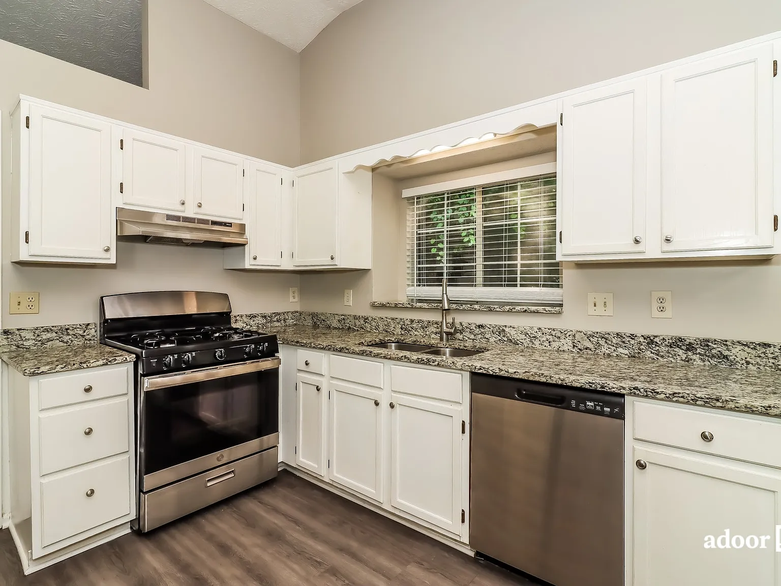 3 bed, 2.0 bath, 1708 sqft, $2,275 — Photo 2
