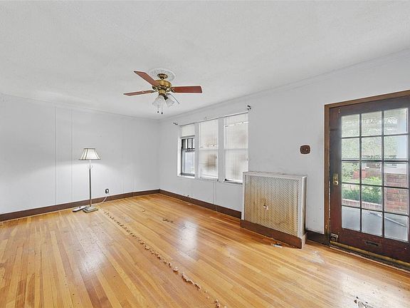 2nd image of 3647 Bowen St