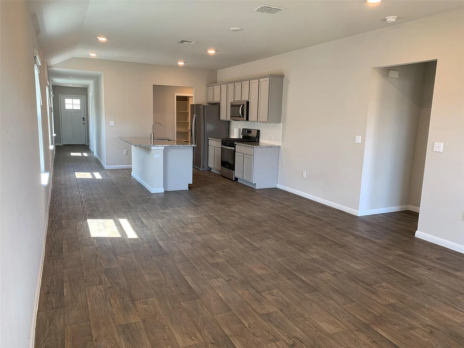 3 bed, 2.0 bath, 1486 sqft, $1,800 — Photo 4
