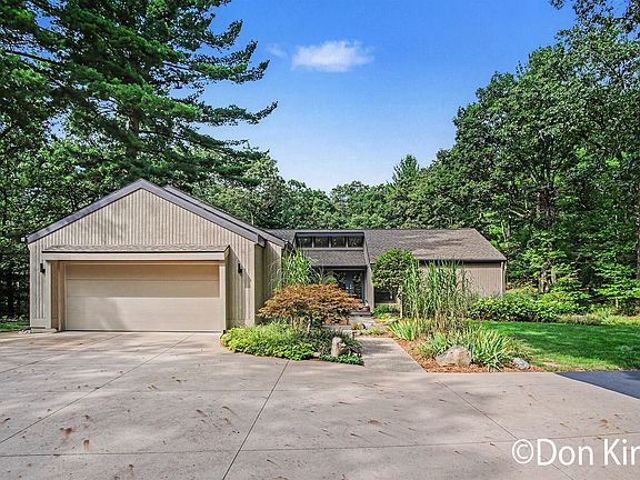 2nd image of 9020 Bailey Dr NE