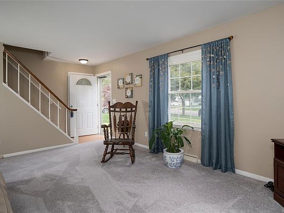 5th image of 71 Millbrook Dr
