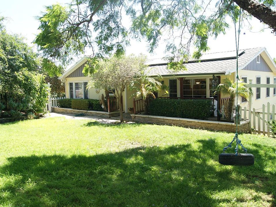 Huge Front Yard!!