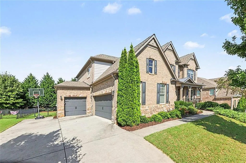 7 bed, 5.0 bath, 5498 sqft, $4,950 — Photo 4