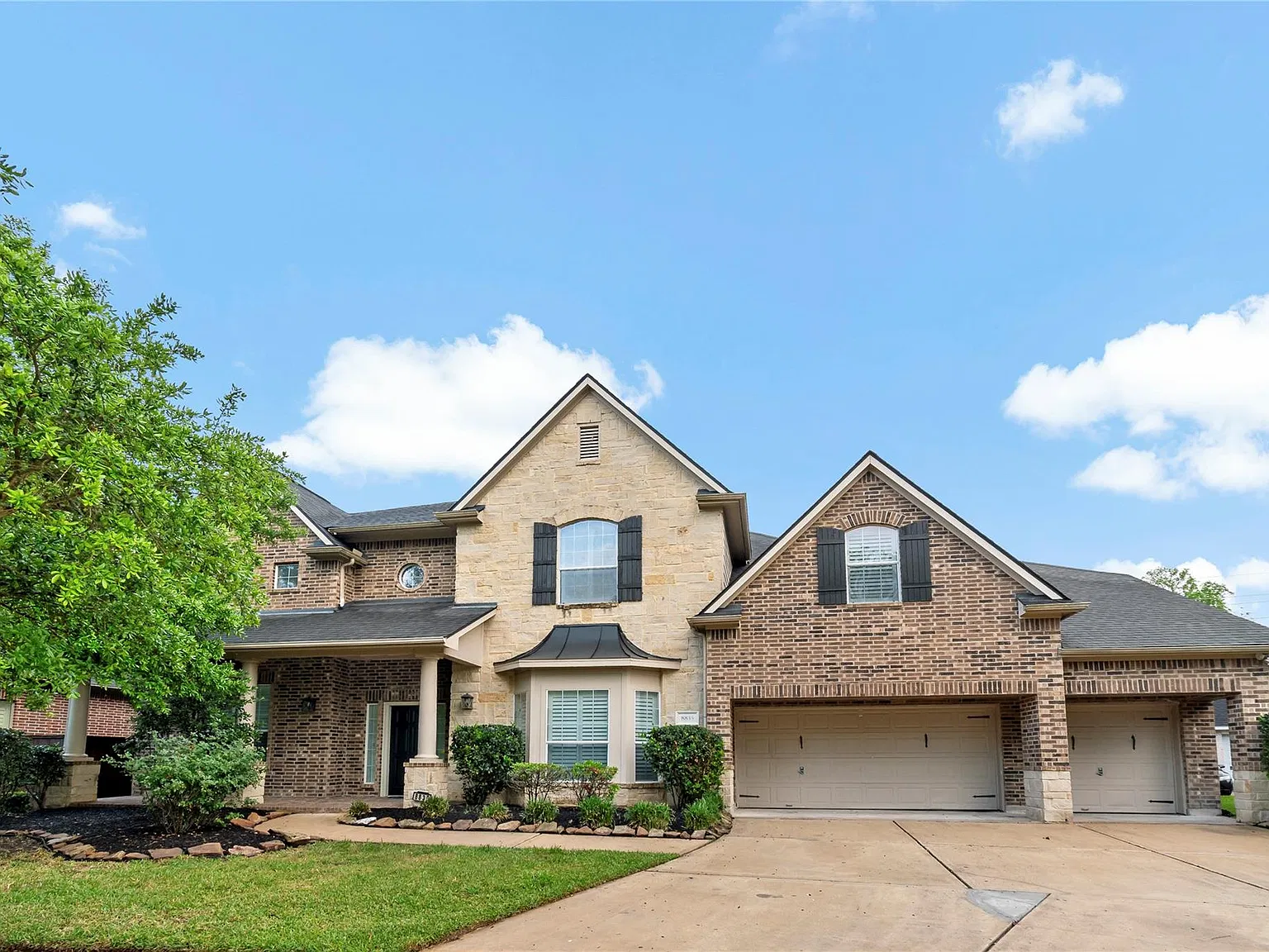5 bed, 4.5 bath, 5400 sqft, $5,900 — Photo 1