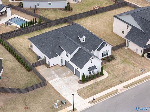 3rd image of 102 Parkland Hill Trce