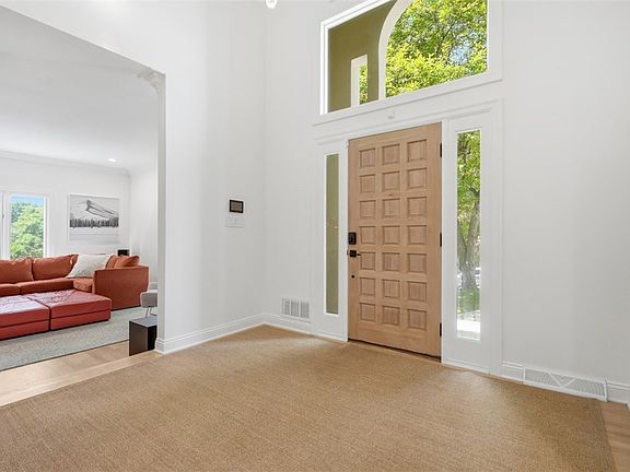 4th image of 10489 Olde Villa Dr