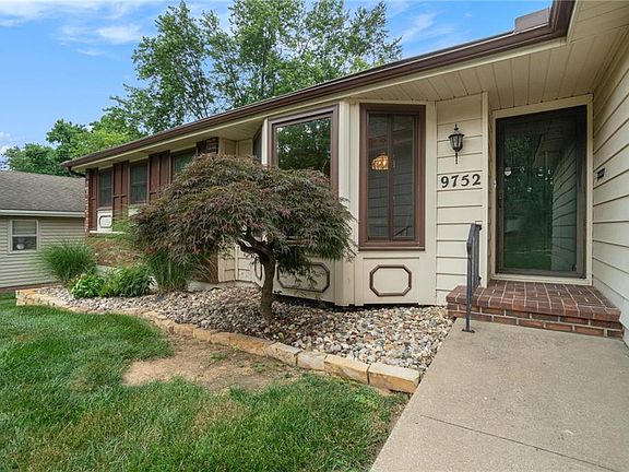 3rd image of 9752 Melrose Dr