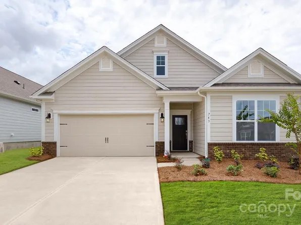 505 Fox Cove Rd, Hendersonville, NC 28792