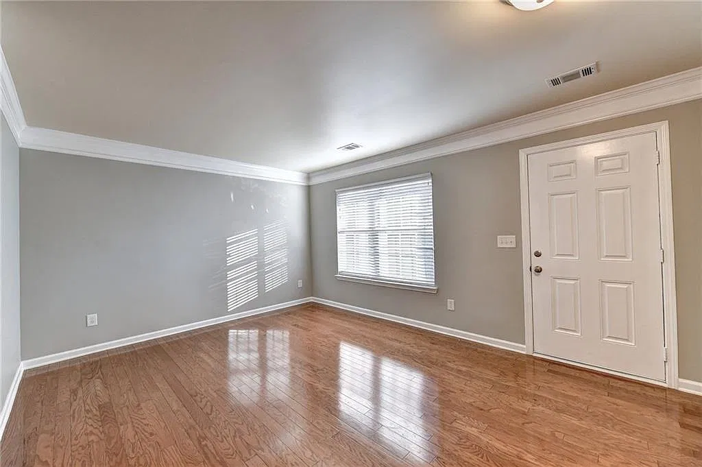 5 bed, 2.5 bath, 2714 sqft, $2,450 — Photo 3