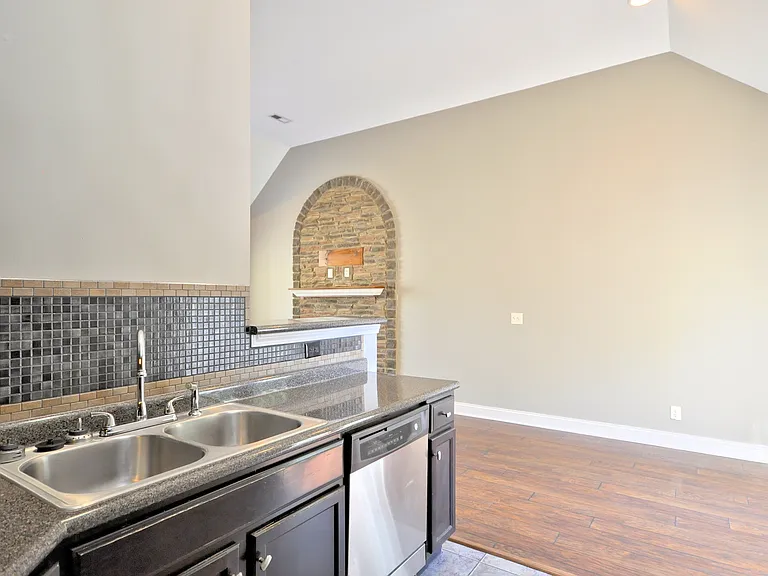 404 Leslie Wood Dr — Photo 15