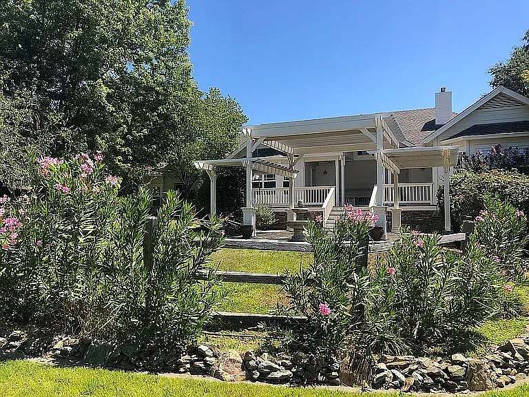 4 bed, 2372 sqft, $3,200 — Photo 3