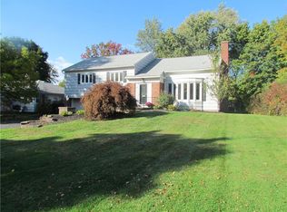 98 Danbury Cir S, Rochester, NY 14618