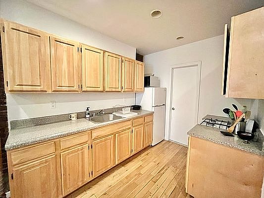 3rd image of 308 E 6th St APT 9