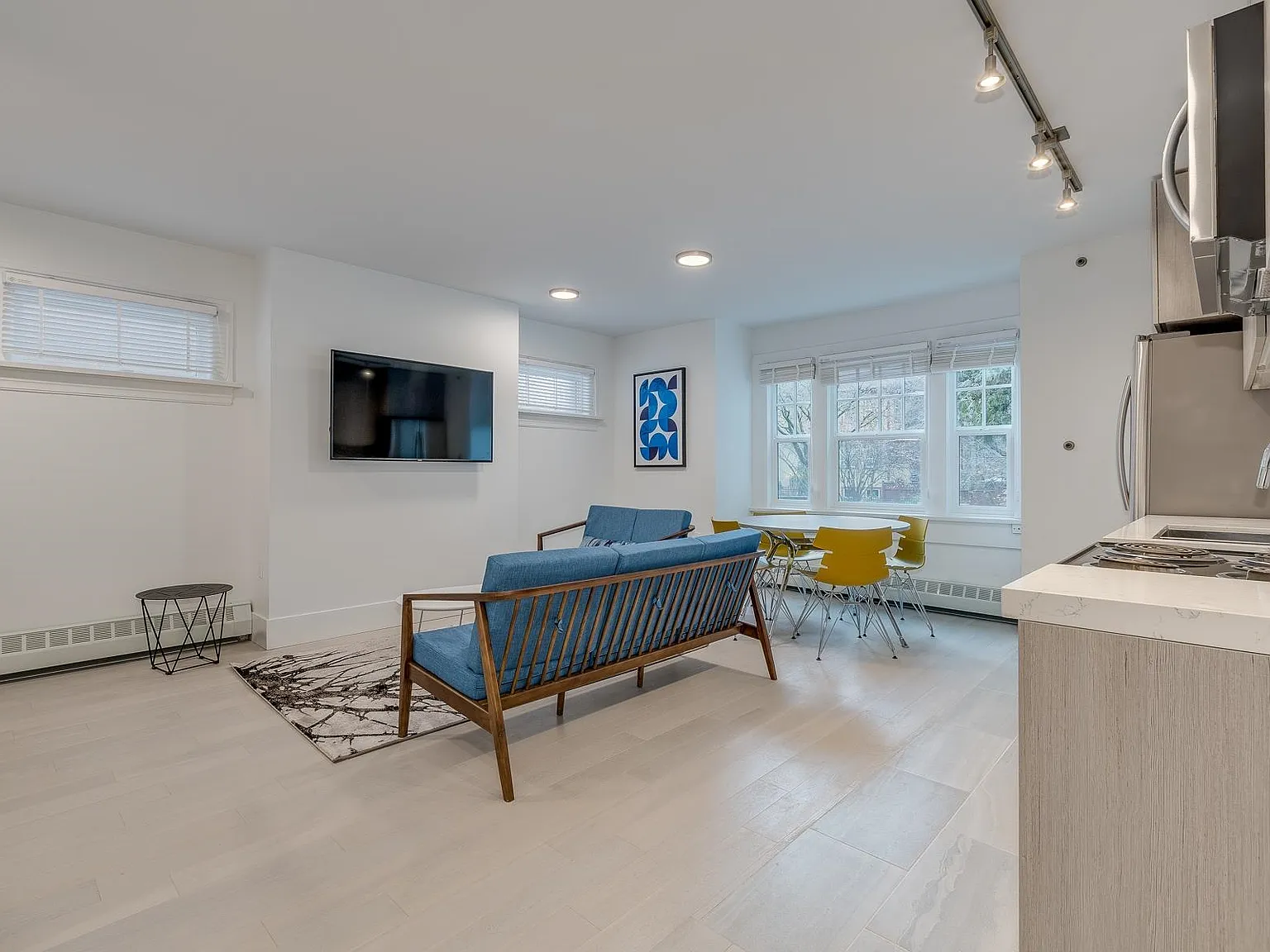 3 bed, 754 sqft, $4,390 — Photo 4