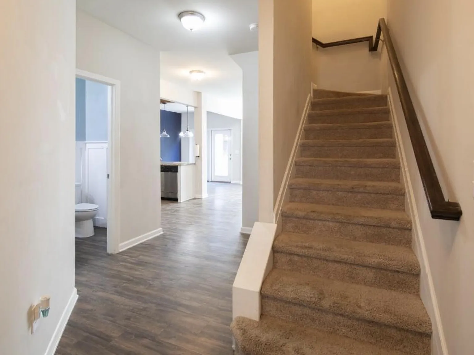 3 bed, 2.5 bath, 1628 sqft, $2,050 — Photo 2