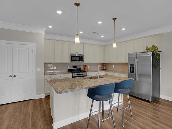 5th image of 335 Stillington St