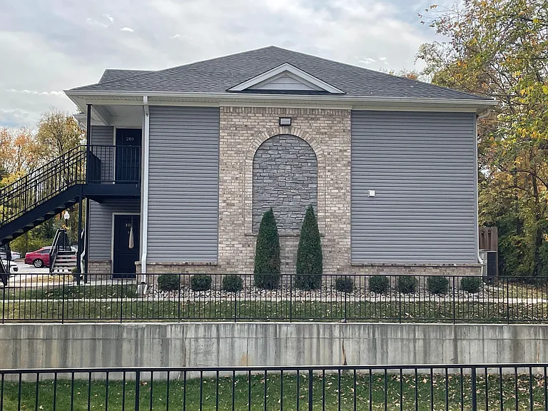 Six Mile Lane Apartments — Photo 8