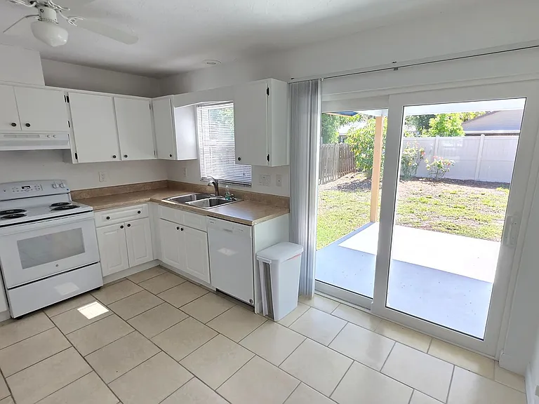 4705 Violet Ave — Photo 8