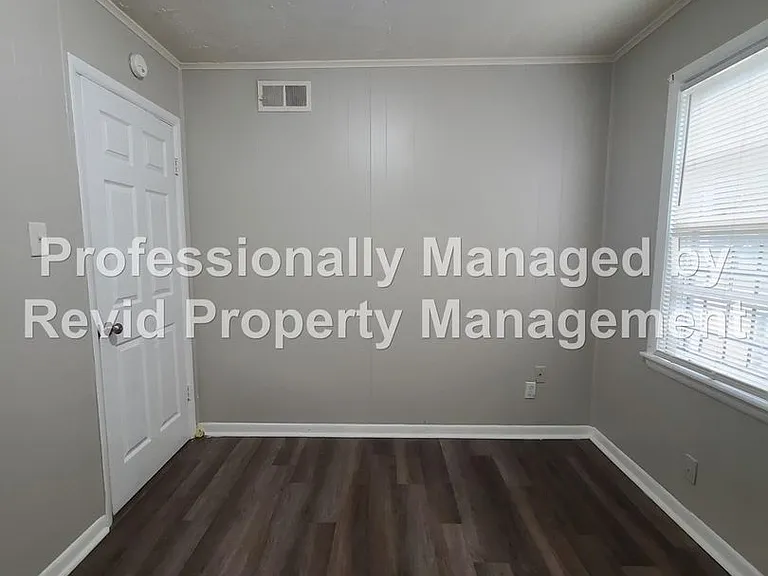 744 Lester St — Photo 17