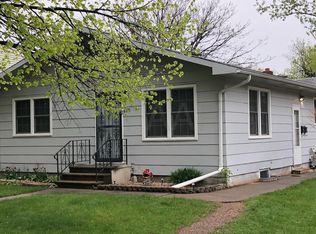 905 S 11th St, Grand Forks, ND 58201