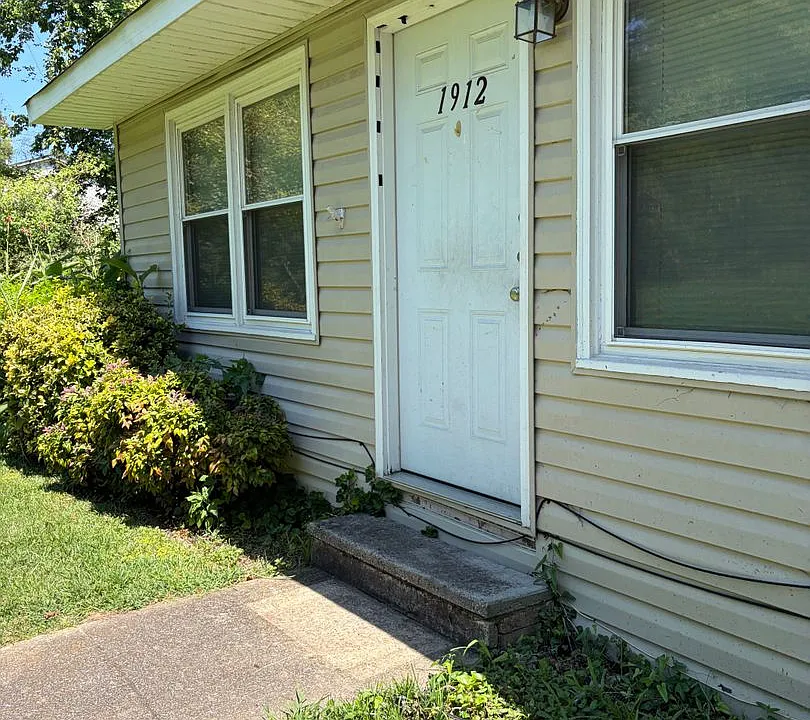 1912 Lyle Dr