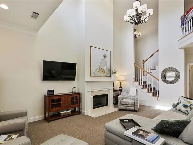 1510 Liberty Ln — Photo 3