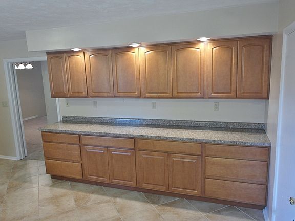 4th image of 381 Silvertree Ln