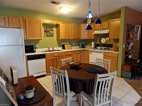 4th image of 361 Meadowbrook Ave Unit 361-6