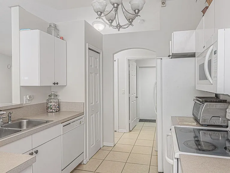 690 SE Crescent Ave — Photo 4