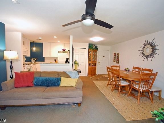4th image of 8 Henley Dr