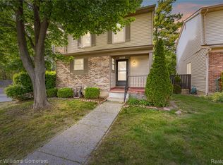 2907 Roundtree Dr, Troy, MI 48083