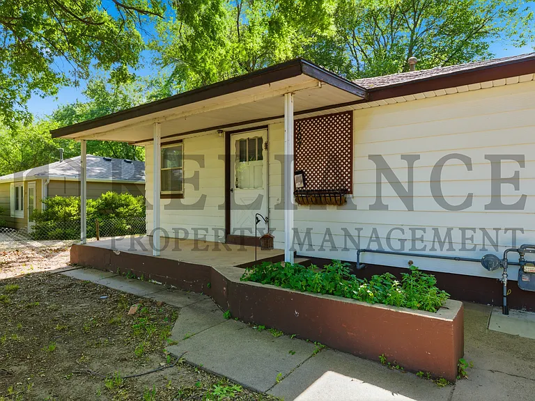 107 S Queen Ave — Photo 5