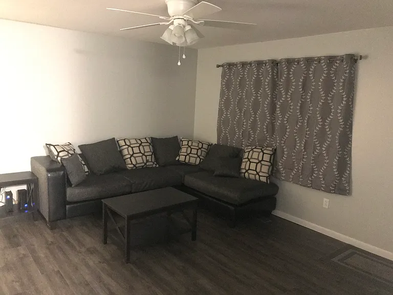 1527 Fair Oaks Dr — Photo 3