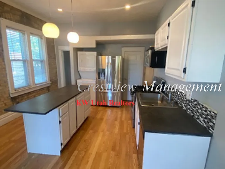 572-574 N 400 W — Photo 2