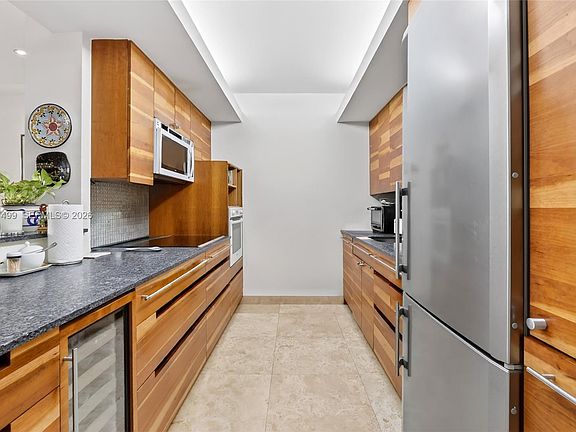 5th image of 141 Crandon Blvd APT 338