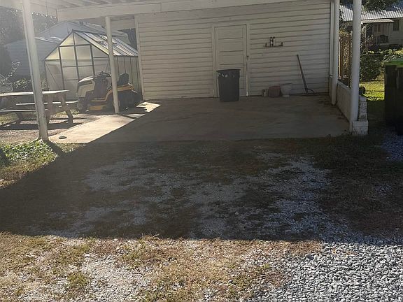 3rd image of 207 Bay St
