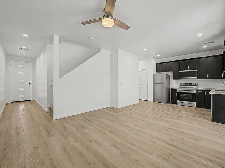 105 W Latona Rd — Photo 11