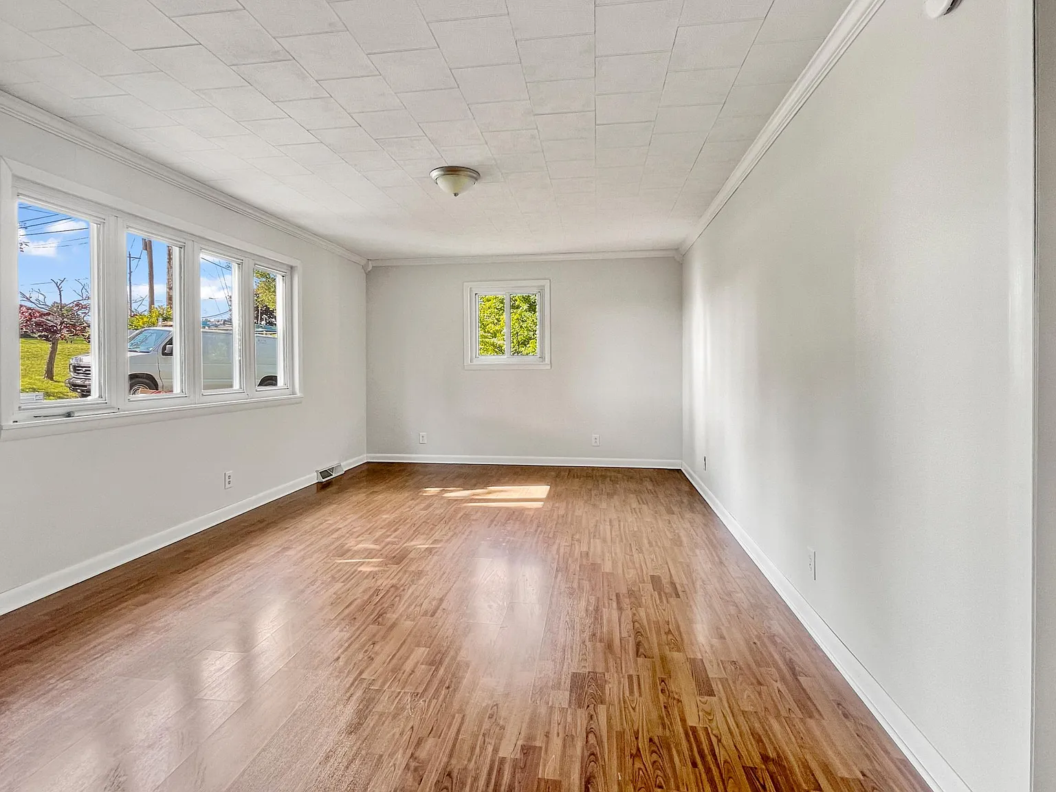 3 bed, 1.5 bath, 2538 sqft, $1,695 — Photo 2