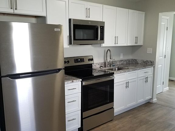 4th image of 81 Naubuc Ave